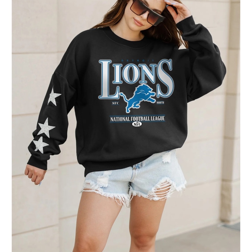 DETROIT LIONS GAMEDAY GLIMMER EMBELLISHED STAR-SLEEVE PULLOVER